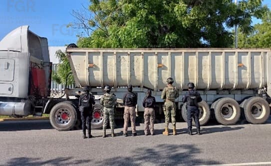 Detienen a cuatro personas por extracción ilegal de arena en carretera de Tabasco
