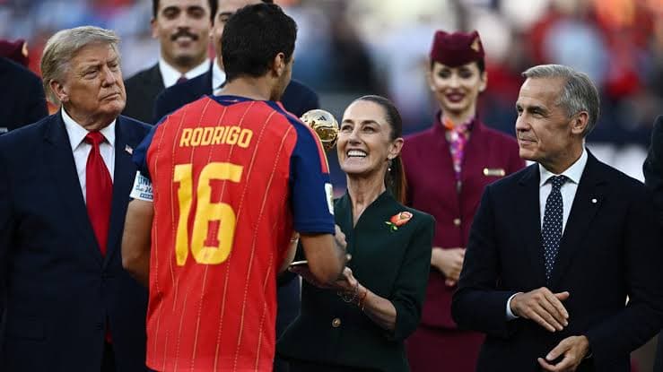 Entrega Sheinbaum trofeos la excluyen de la Copa Mundial