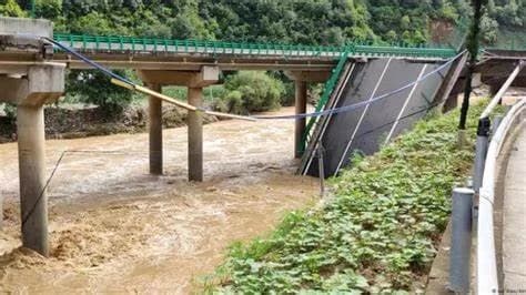 Se desploma puente y causa muerte de 11 personas