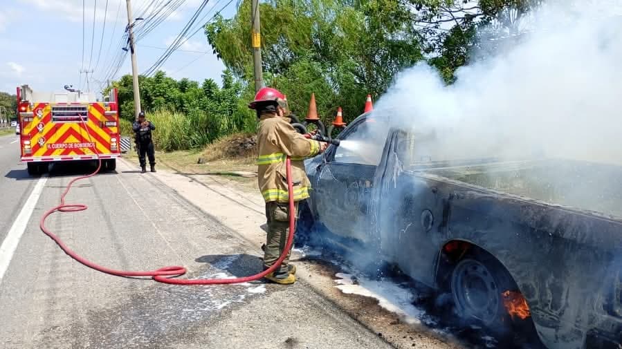 Se calcina camioneta en Plátano y Cacao 1ra de Centro