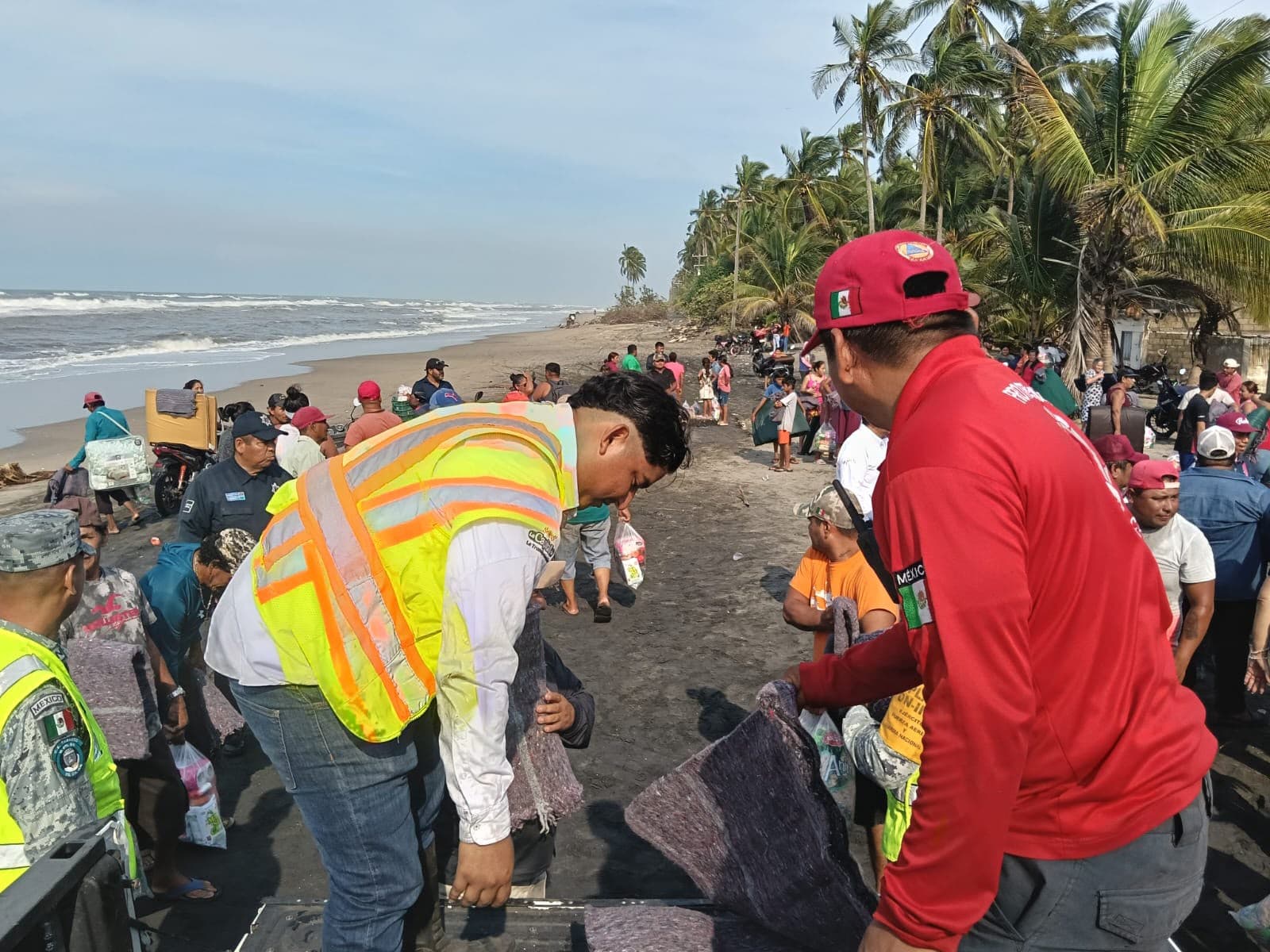 Entregan ayuda humanitaria en Cárdenas tras impacto del Frente Frío No. 2