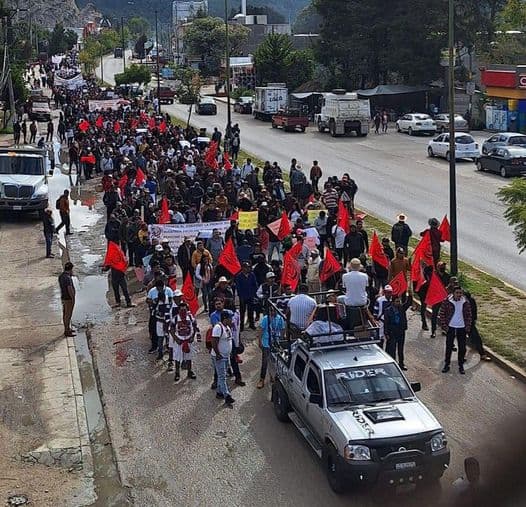 Marchan campesinos en San Cristóbal de las Casas
