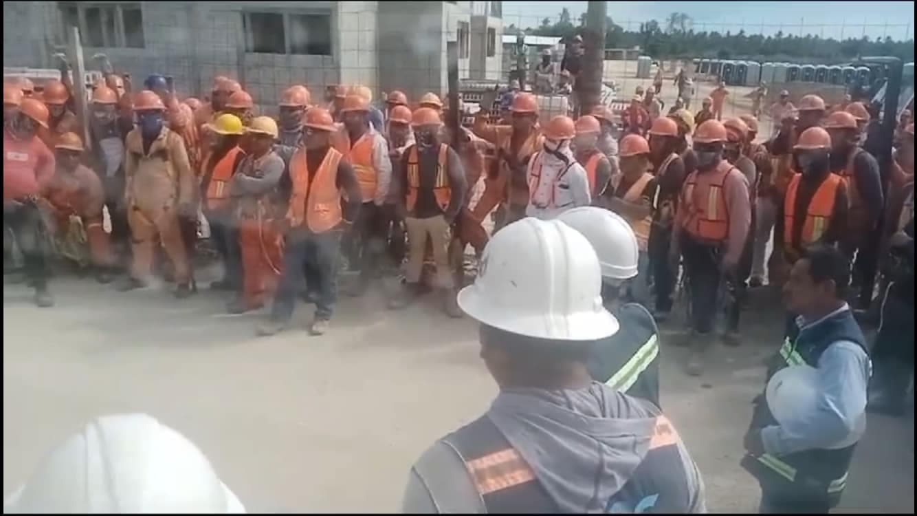 Bloquean trabajadores empresas en Paraíso