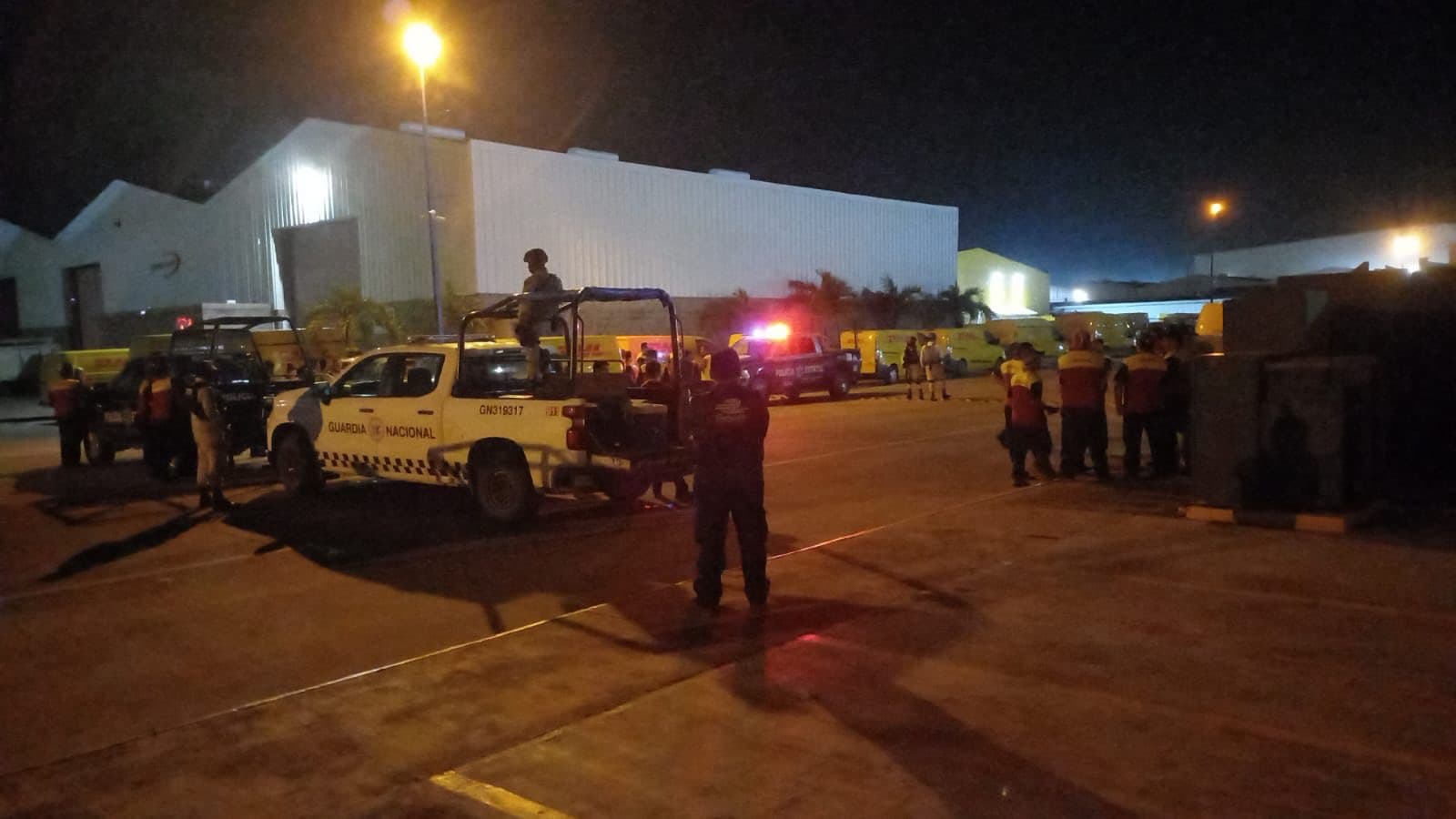 Hallan paquete explosivo en bodega de empresa de paquetería