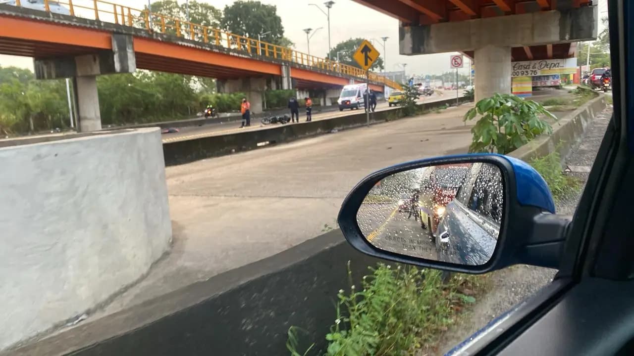 Lo embiste un carro y pierde la vida