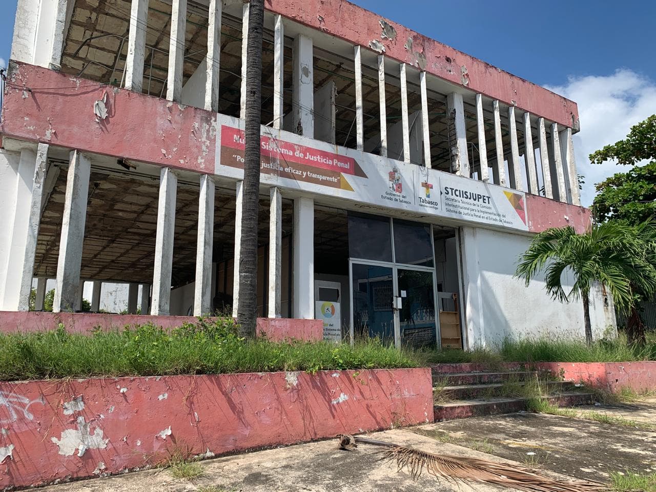Saquean edificio público a plena luz del día