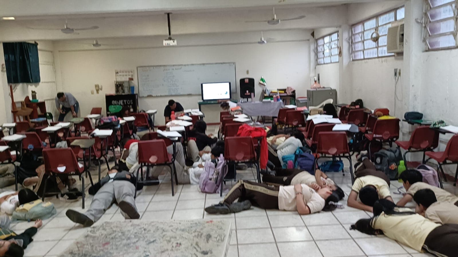 Prohíbe Gobierno a escuela amenazada por el crimen hablar con medios