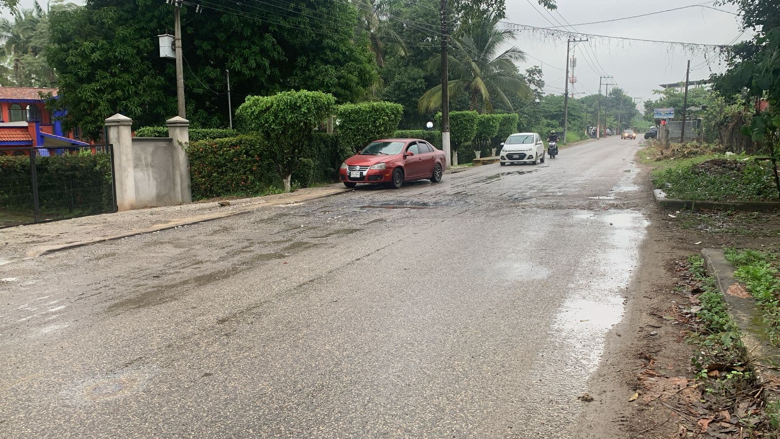 Socavones vuelven intransitable carretera a El Cedro