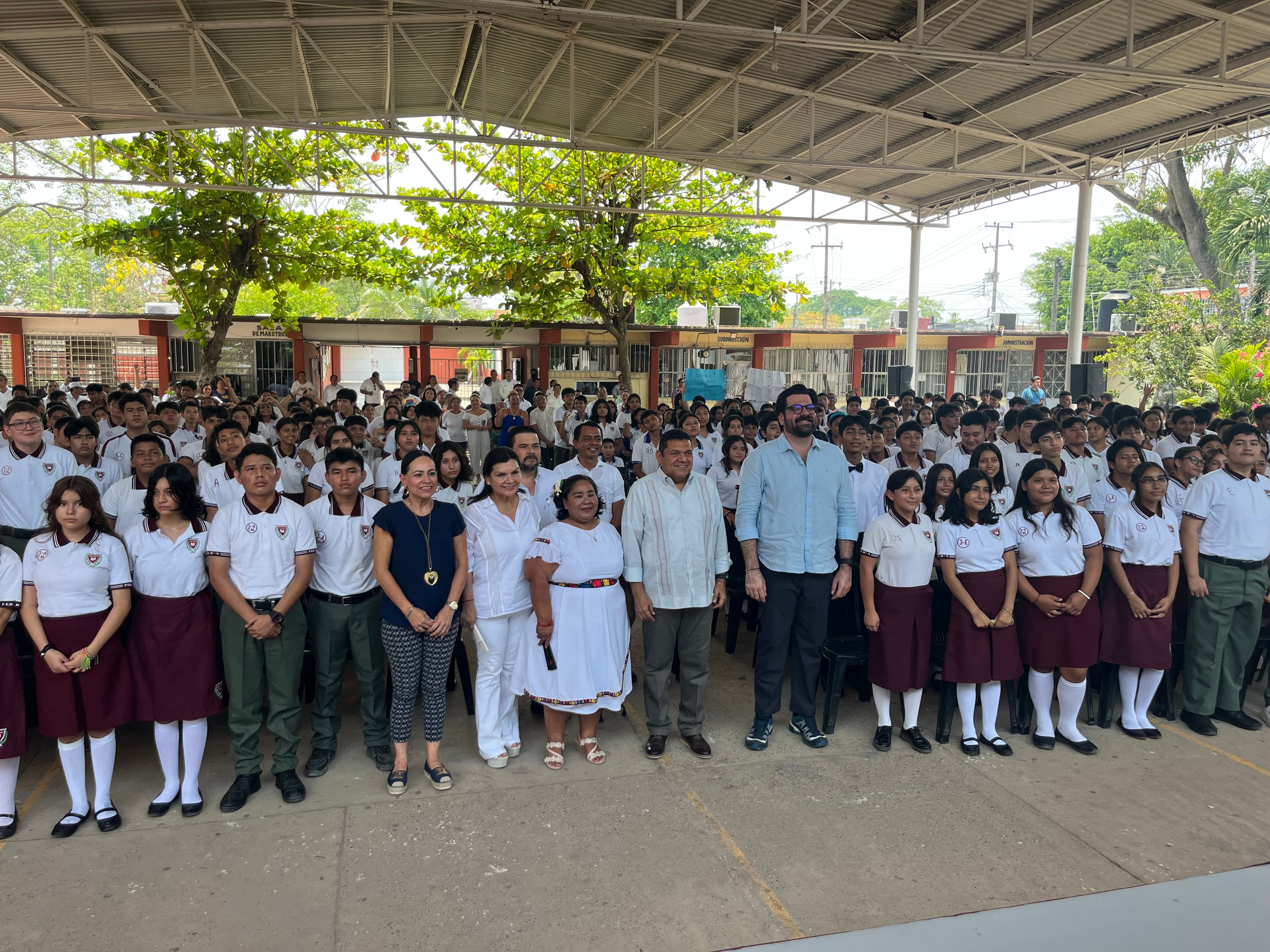 Mejoran aulas y baños de secundaria de Tierra Colorada