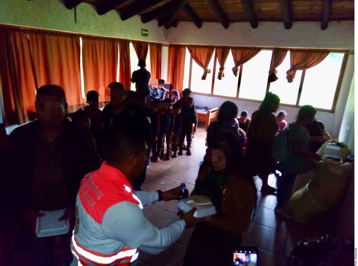 Rescatan autoridades a desplazados de Chenalhó tras 10 días