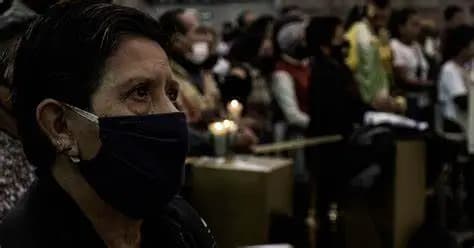 Regresan cubrebocas a templos católicos