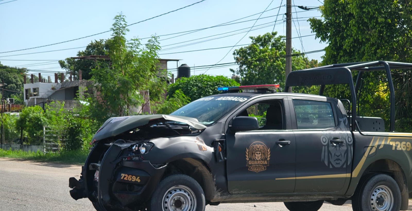 Colisiona patrulla de la Guardia Estatal contra transporte público en la Villahermosa-Teapa