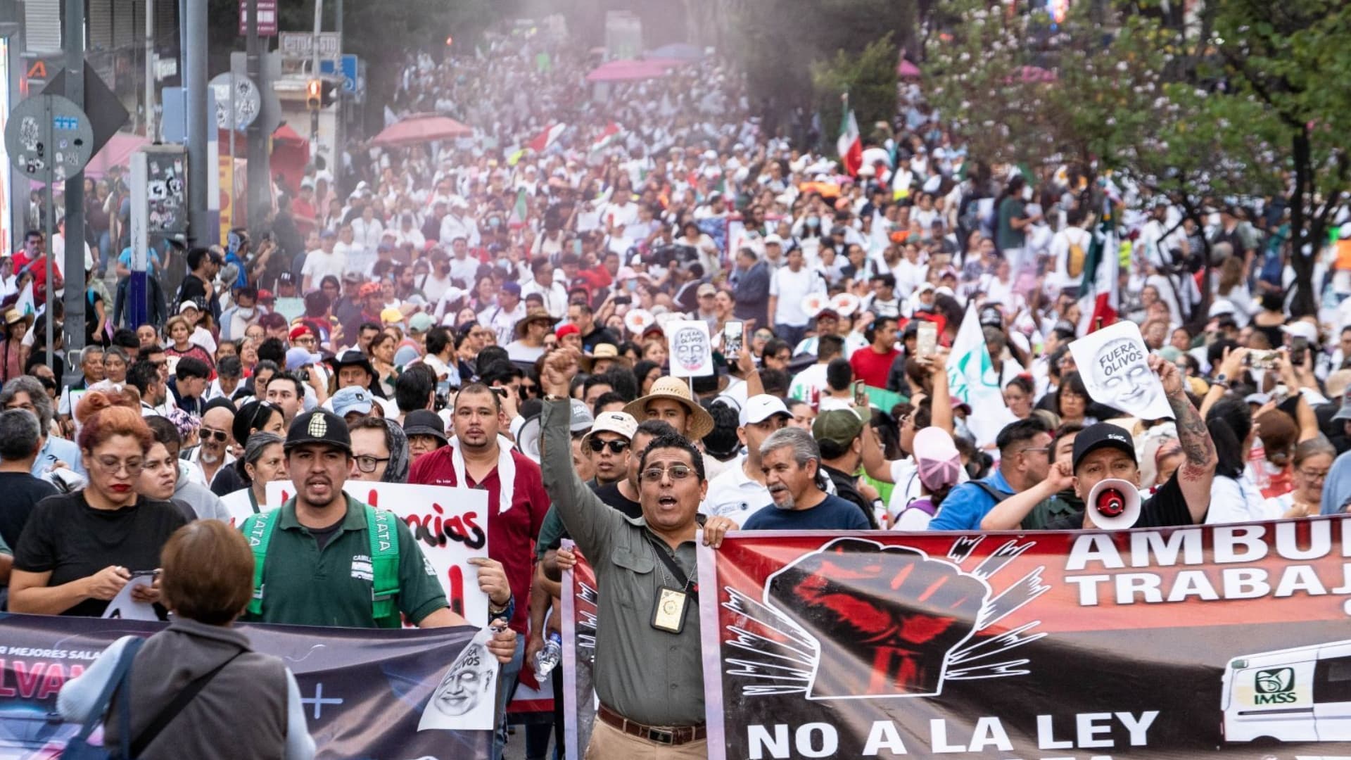 Trabajadores del IMSS alistan nuevas protestas tras rechazar aumento del 8%
