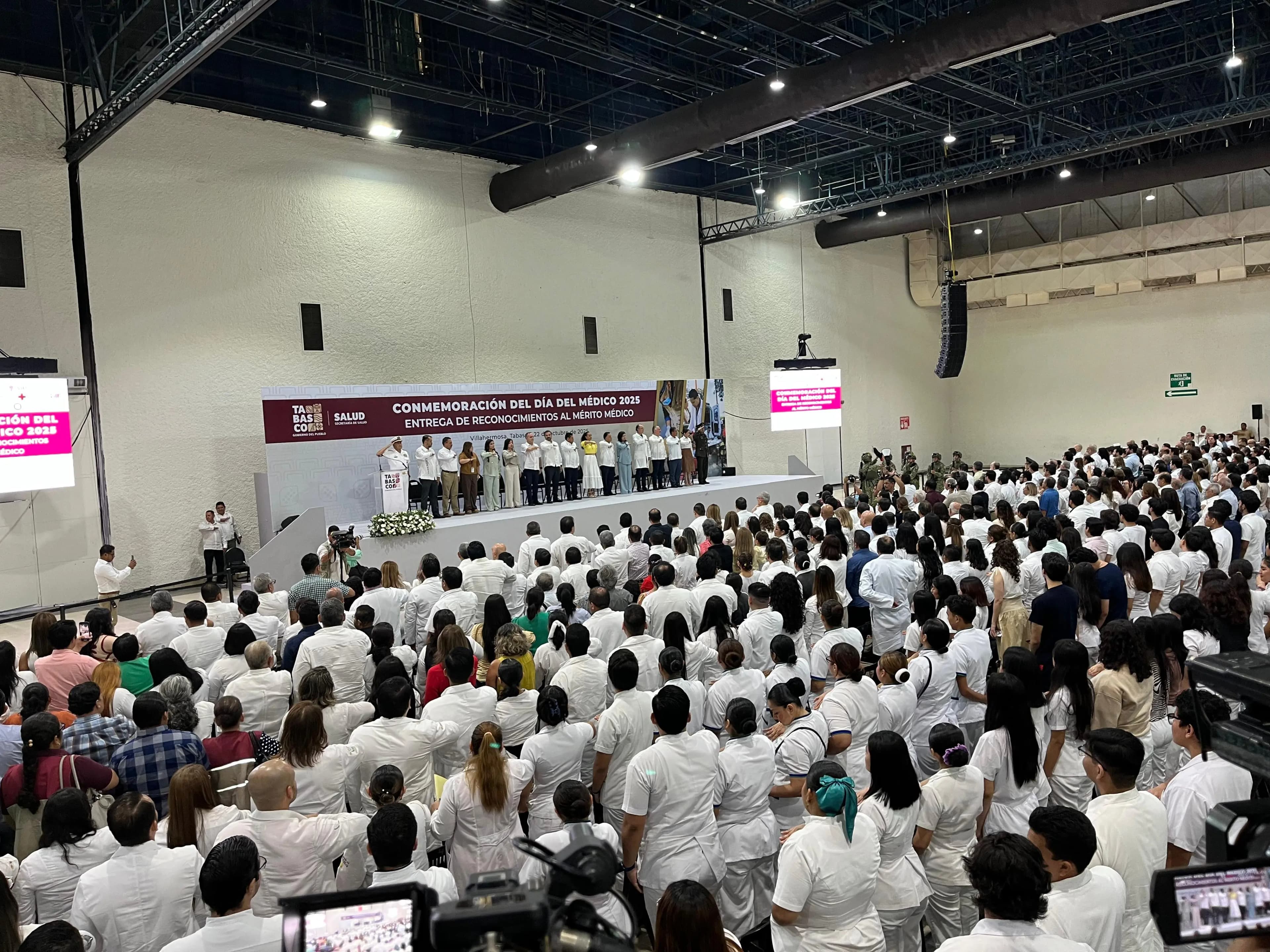 Entrega reconocimientos a médicos por Mérito Académico 2025