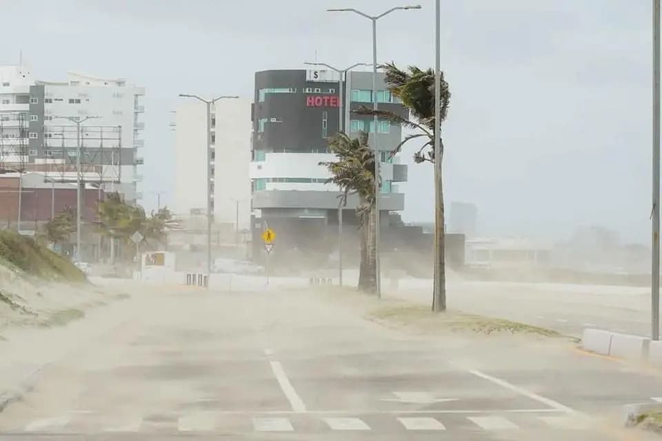 Fuertes rachas de viento generan afectaciones en el puerto de Veracruz
