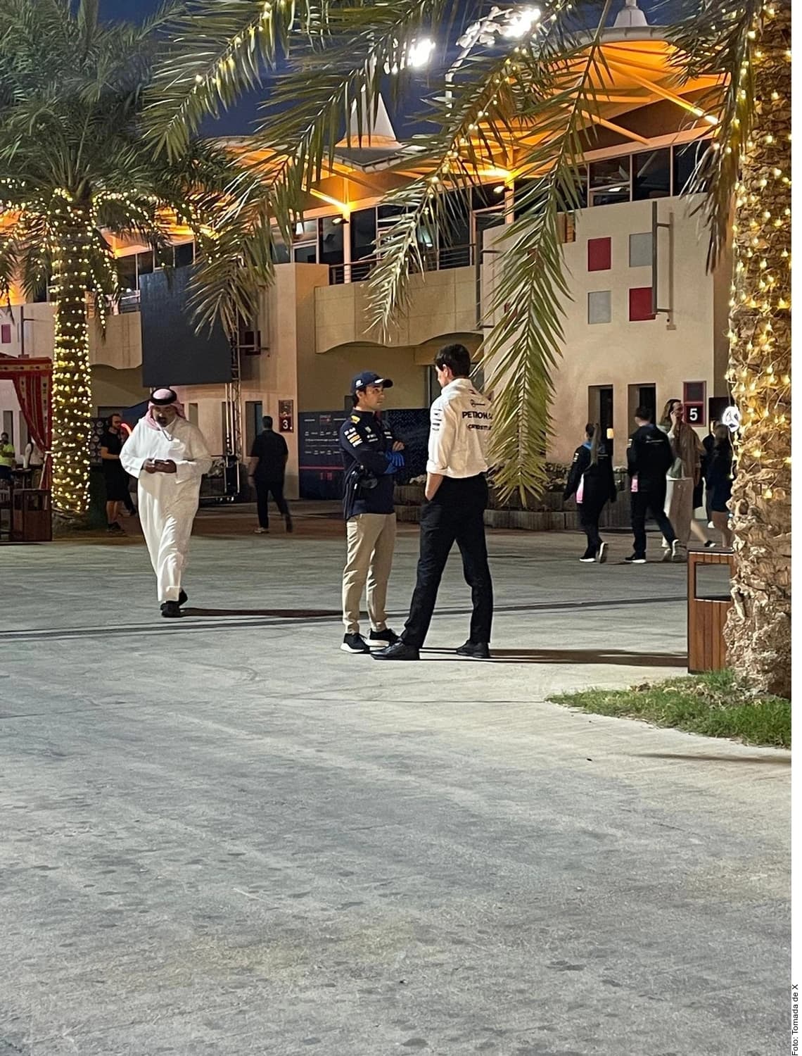 Sergio Pérez es captado hablando con Toto Wolff