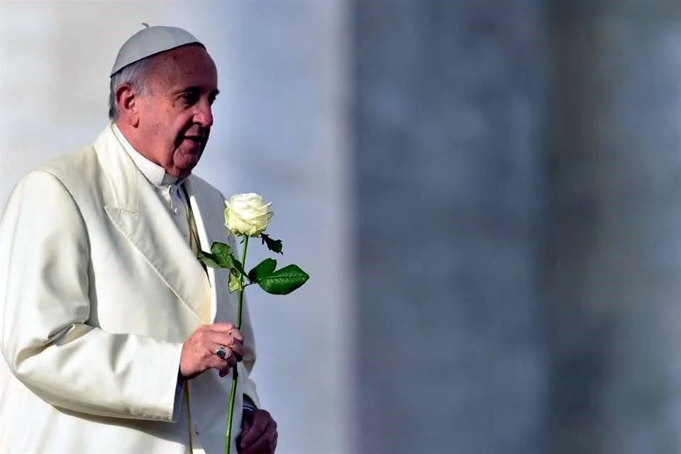 Dice Vaticano que Papa Francisco está en estado crítico