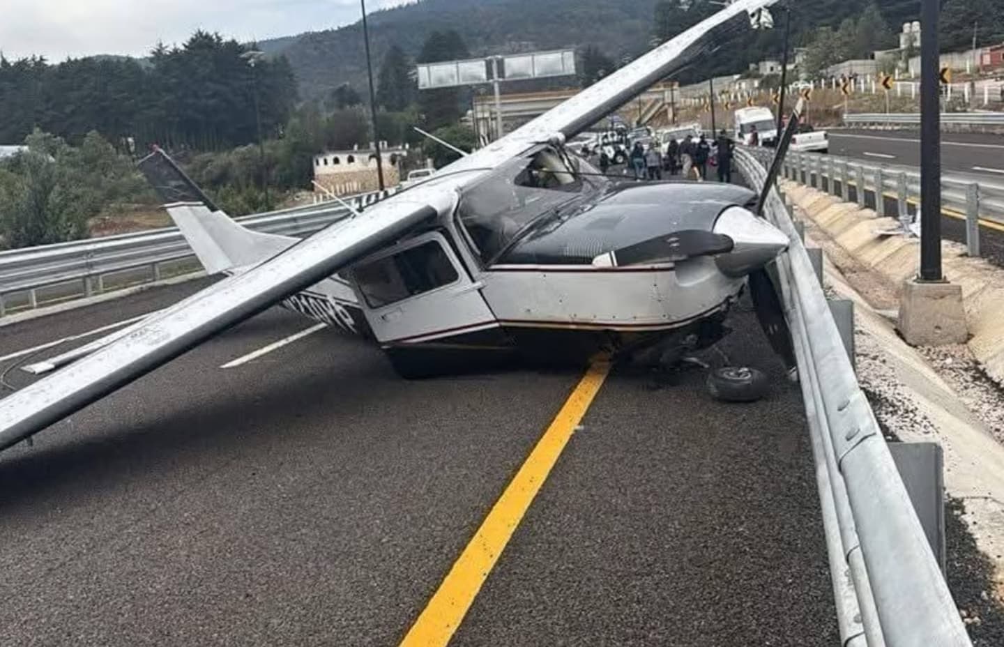 Realiza avioneta aterrizaje forzoso en carretera de Hidalgo