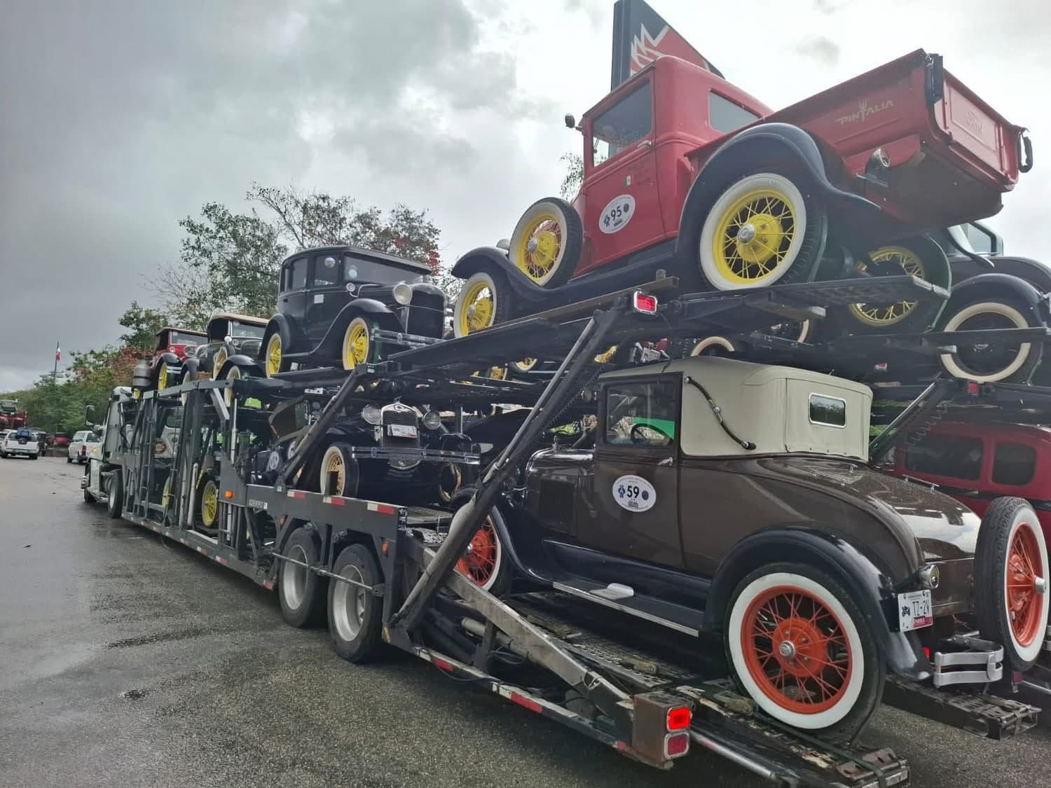 Luego de ser robado, localizan en Puebla tráiler madrina con coches clásicos Ford