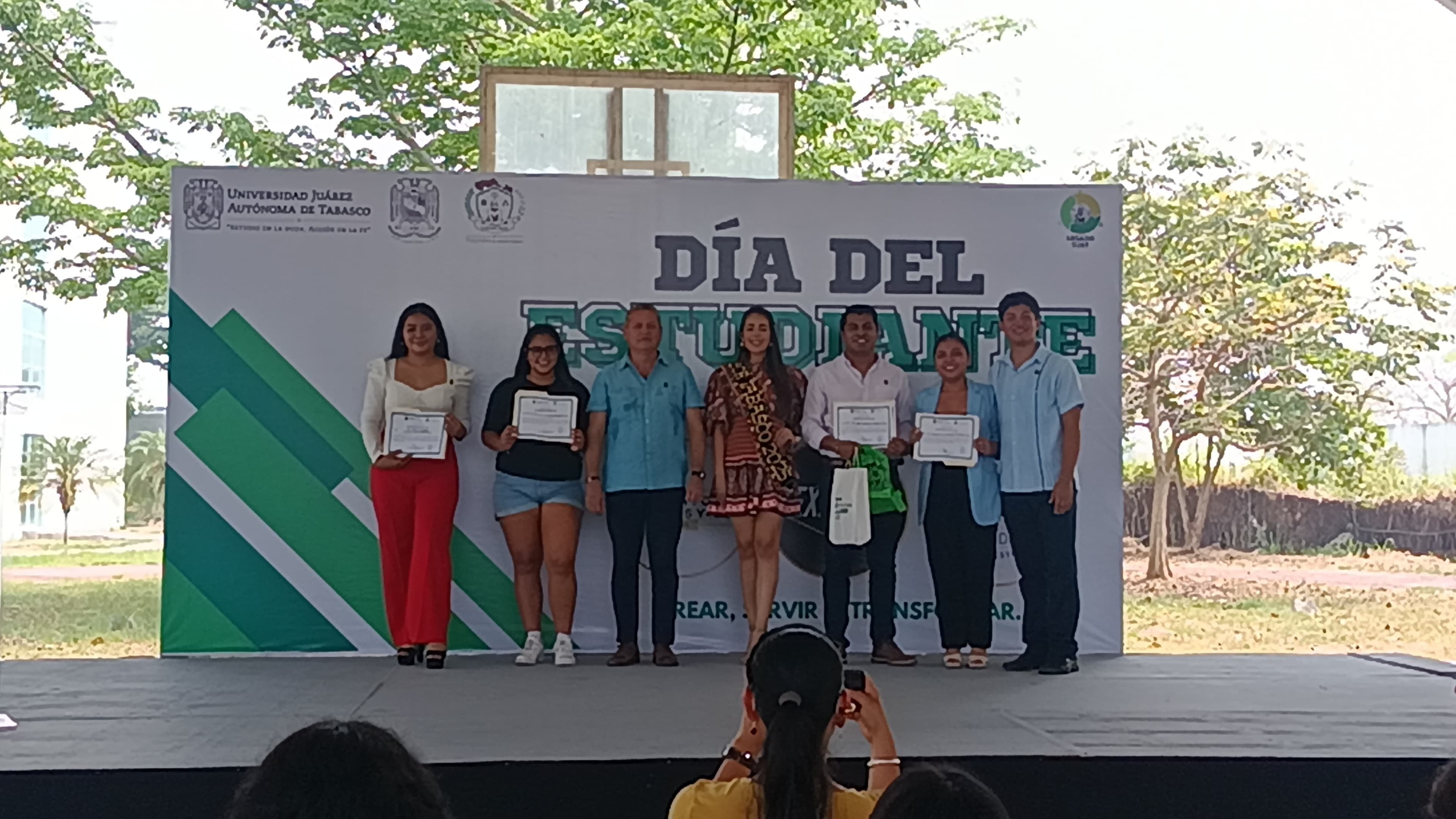 Reconocen a universitarios destacados