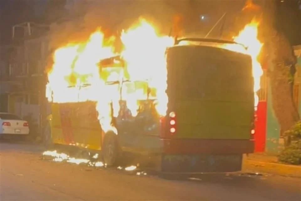 Hallan 5 cuerpos calcinados en autobús en Acapulco