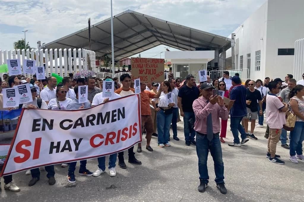 Reclaman pagos de Pemex afuera de acto de Sheinbaum