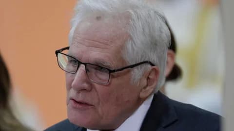 Padre de precandidato colombiano asesinado toma su lugar