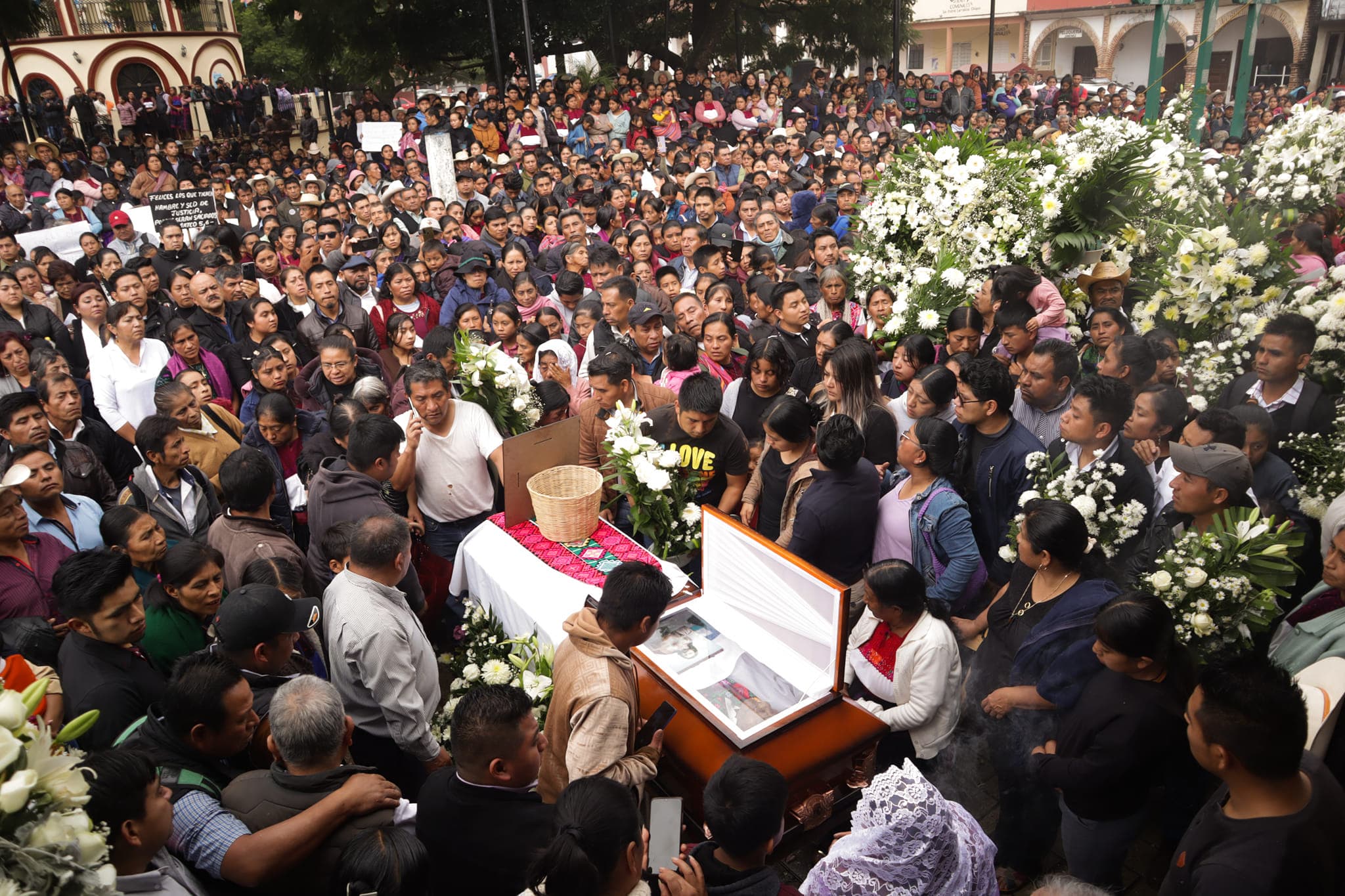 Sepultan al Padre Marcelo Pérez, en San Andrés Larráinzar