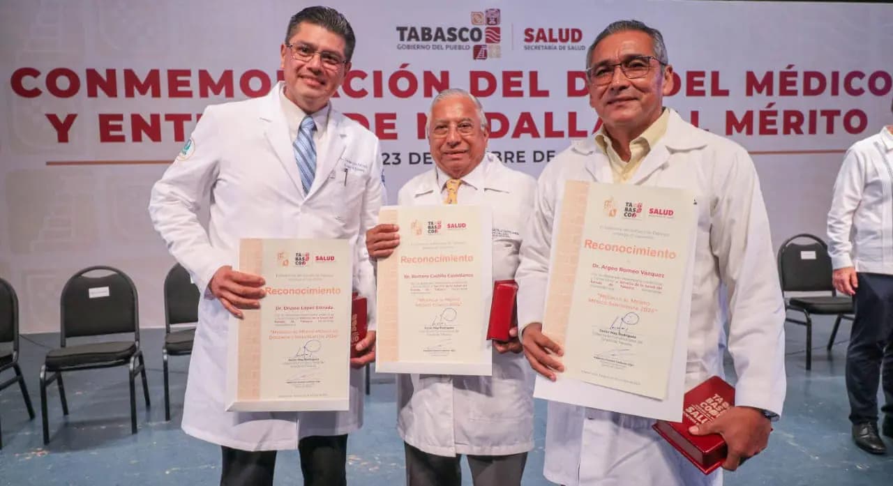 Reconocen a médicos por sus aportaciones a Tabasco