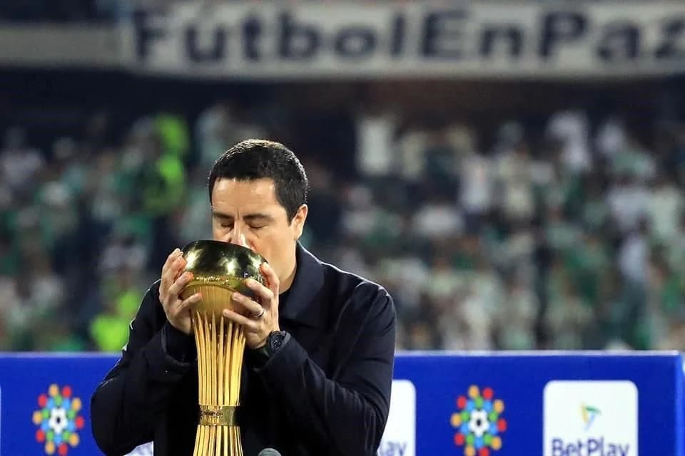 Con técnico mexicano gana doble campeonato Atlético Nacional en Colombia