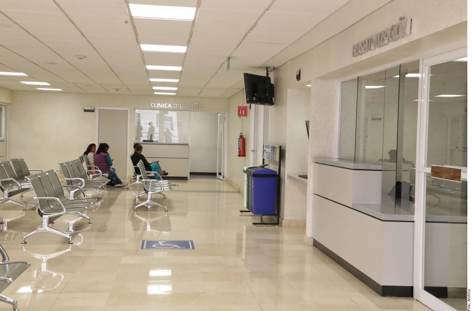 Agonizan hospitales... les hace falta todo