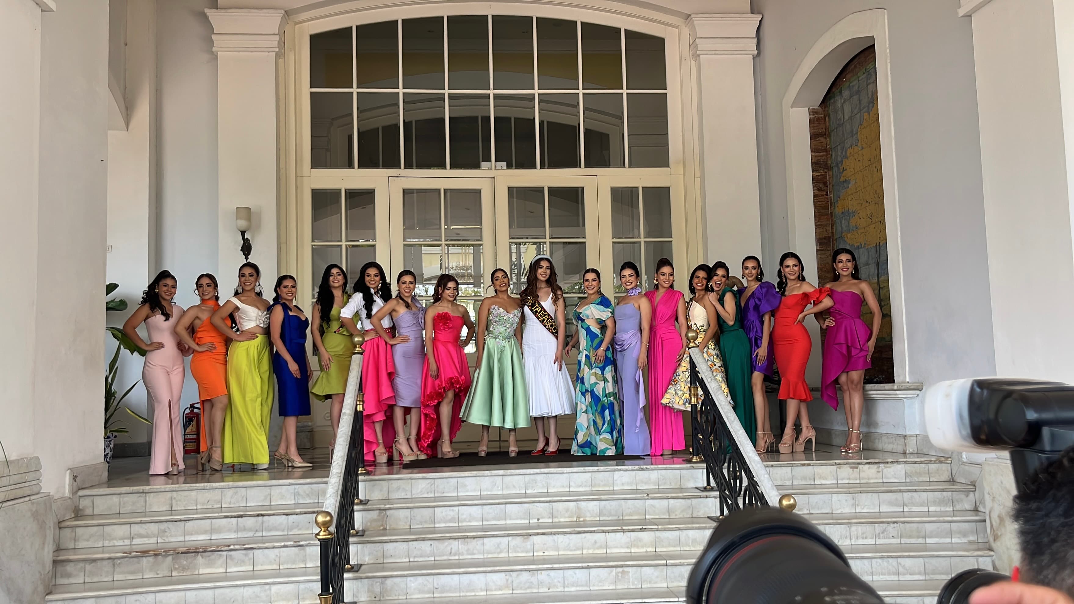 ¡Inicia el shishero! Se concentran 17 embajadoras en el Quinta Edén