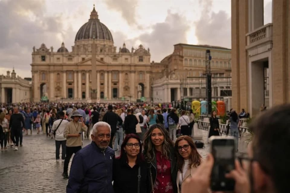 Acuden casi 20 mil fieles a despedir a Francisco