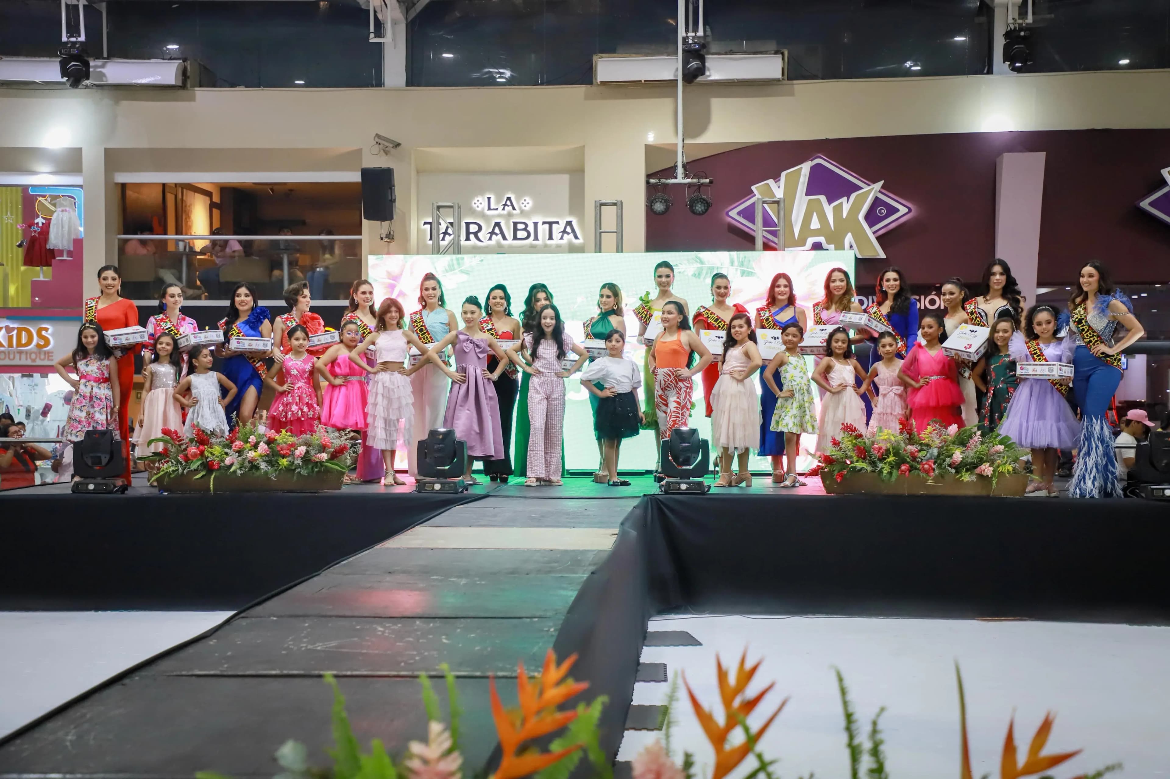 Ramillete de flores inaugura exposición fotográfica