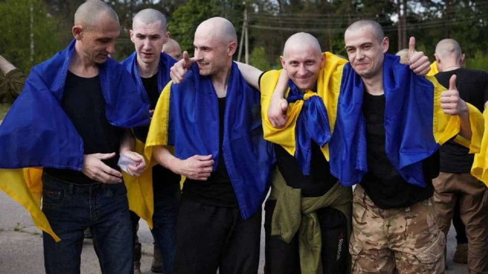 Rusia y Ucrania intercambian primeros 390 prisioneros de guerra