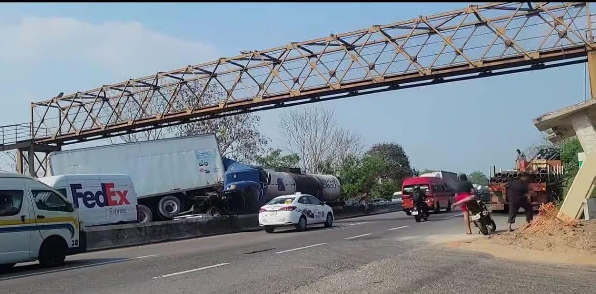 6 vehículos dañados deja aparatoso siniestro en la carretera Frontera - Villahermosa