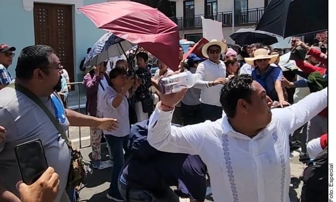 Morenista responsable de lanzar botella a Presidente