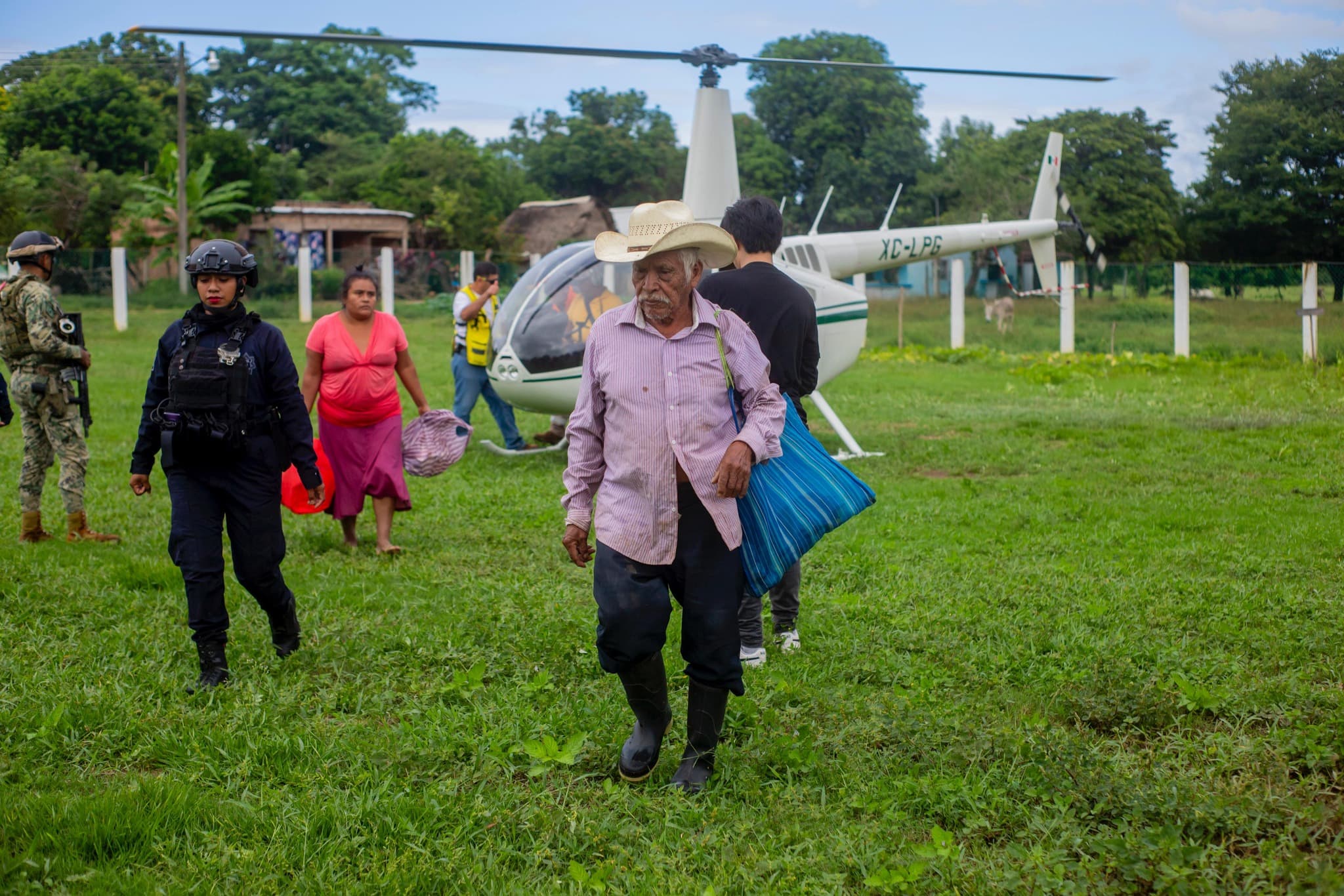 Rescatan a 25 personas en Acayucan