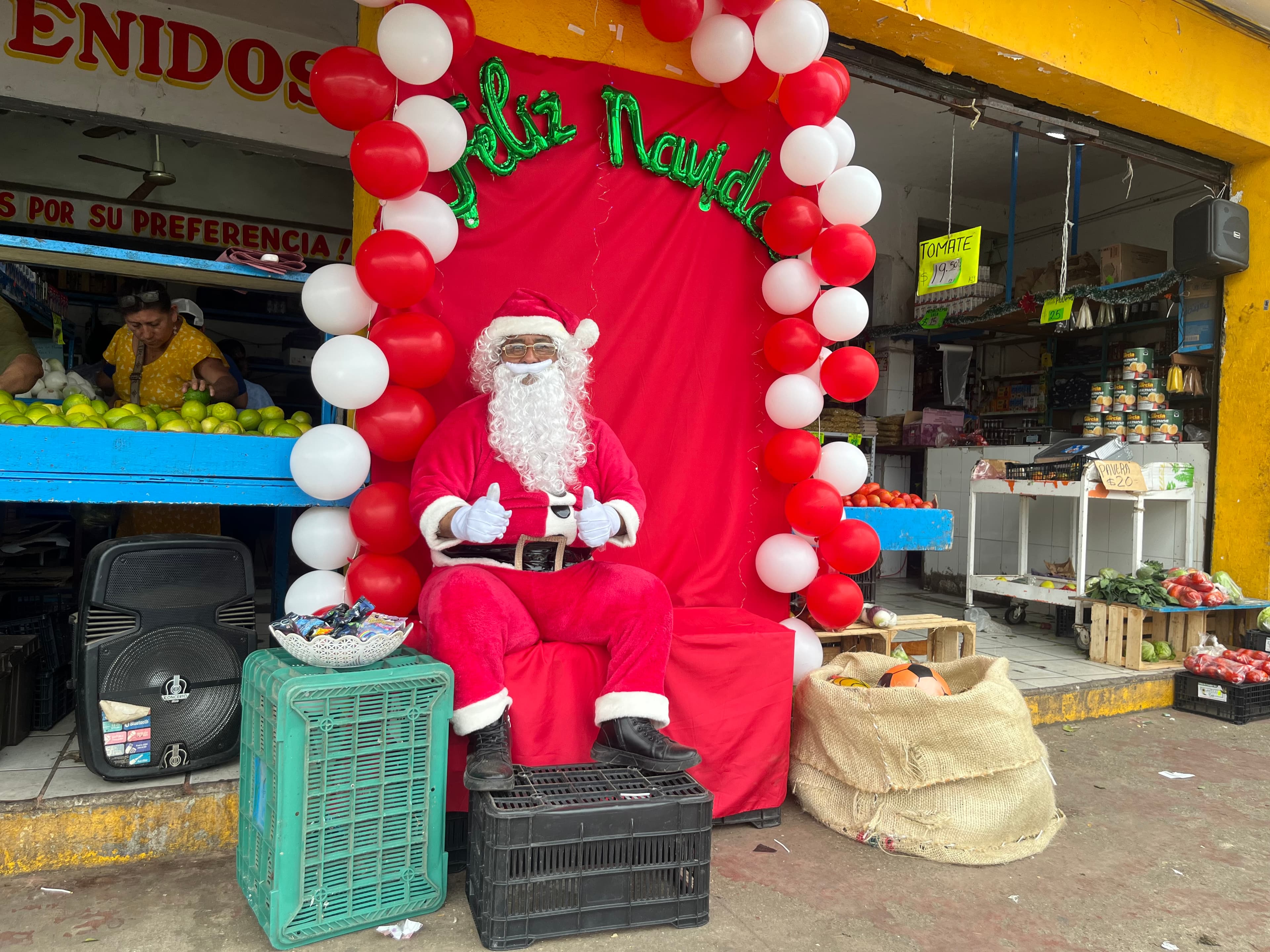 Santa llena de alegría el "Pino Suárez"