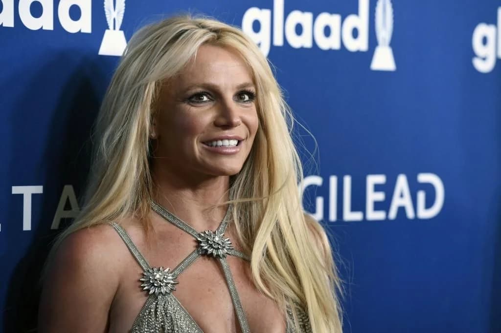 Se disculpa Britney Spears por fumar en un avión privado