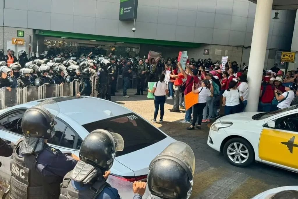 Desquicia CNTE acceso a terminal 1 del Aeropuerto de CDMX