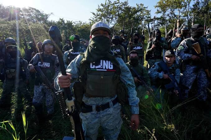 Se enfrentan por 3 horas sicarios colombianos y mexicanos en Michoacán