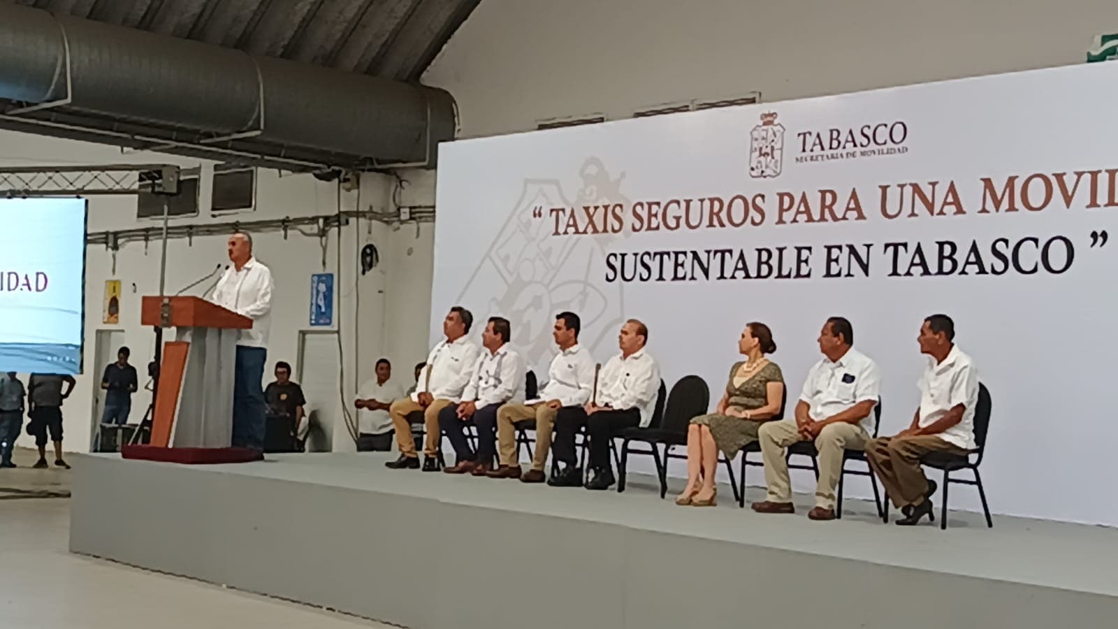Entrega gobierno 806 nuevos permisos para servicio de taxis