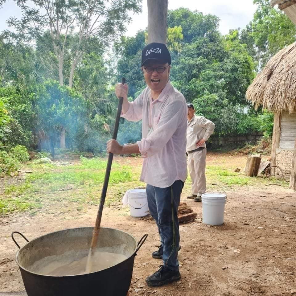 Japoneses asombrados por milenaria tradición de chicleros