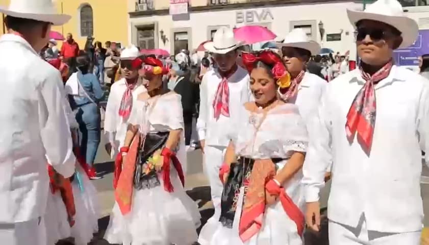 Más de 2 mil veracruzanos bailaron ‘La Bamba’ en Xalapa