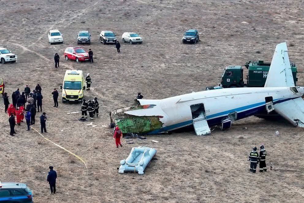Cae avión comercial con 67 personas a bordo