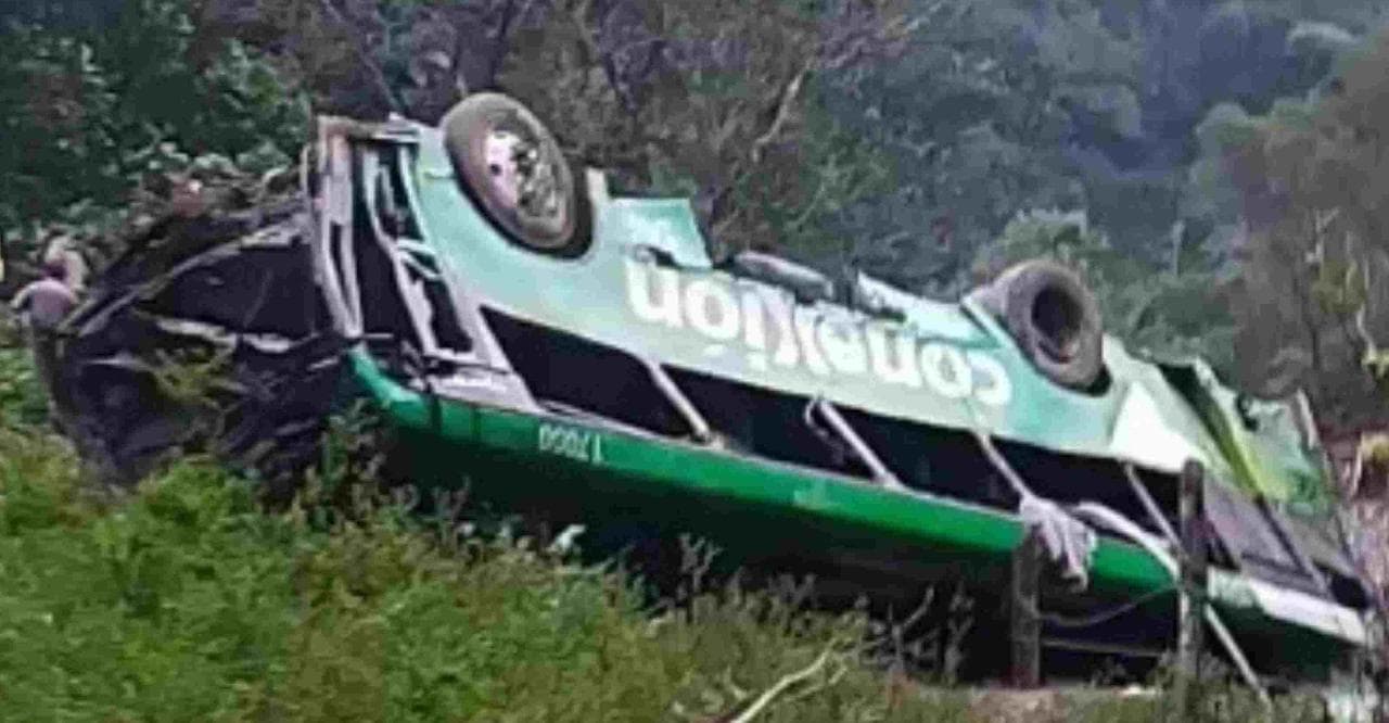 Diez muertos y 32 heridos tras accidente de autobús en Zontecomatlán