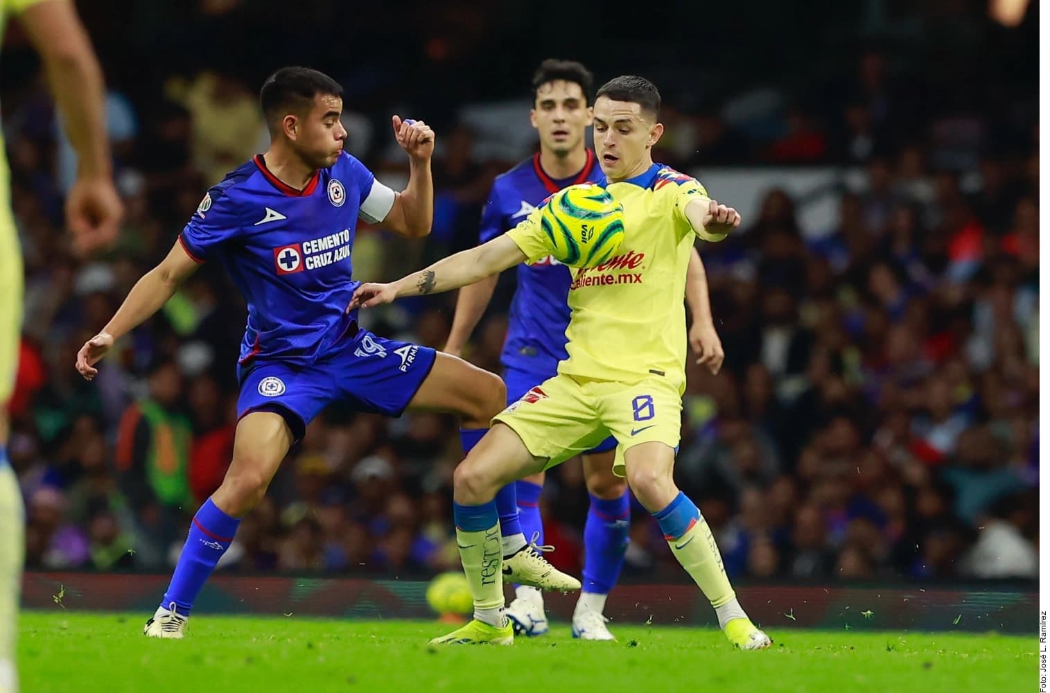 Frena el campeón América al líder Cruz Azul