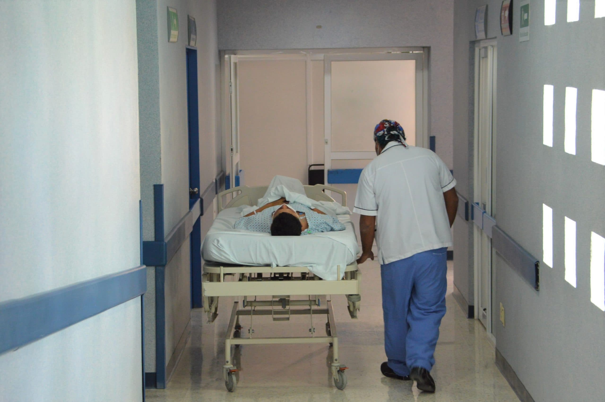 Se desploma techo de hospital del IMSS en Cancún