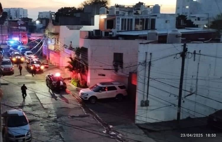 Detienen a hombres a conductor de taxi y robar la unidad